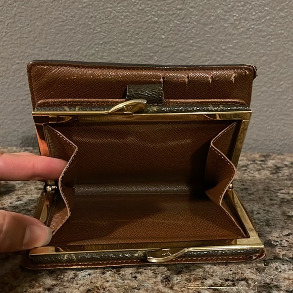 Authentic LV Wallet - Picture 8 of 11
